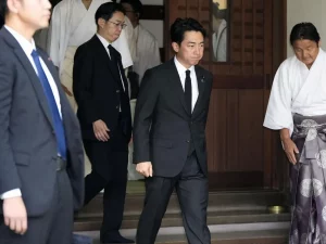 Rombongan berjalan memasuki kompleks Kuil Yasukuni di Tokyo