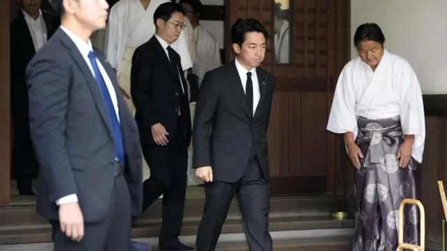 Rombongan berjalan memasuki kompleks Kuil Yasukuni di Tokyo