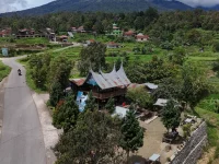 Ilustrasi kampung Minangkabau dengan rumah gadang dan petak sawah di lereng perbukitan.
