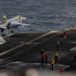 Pesawat tempur di geladak kapal induk Amerika Serikat.