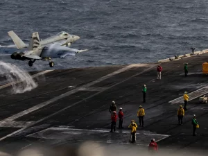 Pesawat tempur di geladak kapal induk Amerika Serikat.