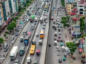 Kepadatan lalu lintas di sebuah ruas jalan di Hanoi