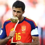Rodri mencium trofi seusai laga bersama timnas Spanyol di Piala Dunia 2026.