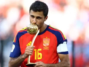 Rodri mencium trofi seusai laga bersama timnas Spanyol di Piala Dunia 2026.