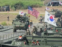 Kendaraan lapis baja dan bendera Korea Selatan serta Amerika Serikat
