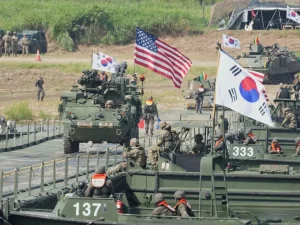 Kendaraan lapis baja dan bendera Korea Selatan serta Amerika Serikat