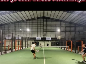 Leani Ratri Oktila bermain padel bersama keluarga