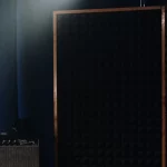 Sudut studio rekaman dengan pengeras suara dalam cahaya remang