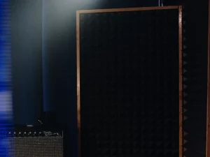 Sudut studio rekaman dengan pengeras suara dalam cahaya remang