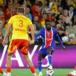Penyerang PSG Ousmane Dembele dikepung tiga pemain Lens pada Trophee des Champions di Stade Bollaert-Delelis, Minggu, 16 Agustus 2026.