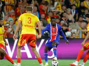 Penyerang PSG Ousmane Dembele dikepung tiga pemain Lens pada Trophee des Champions di Stade Bollaert-Delelis, Minggu, 16 Agustus 2026.