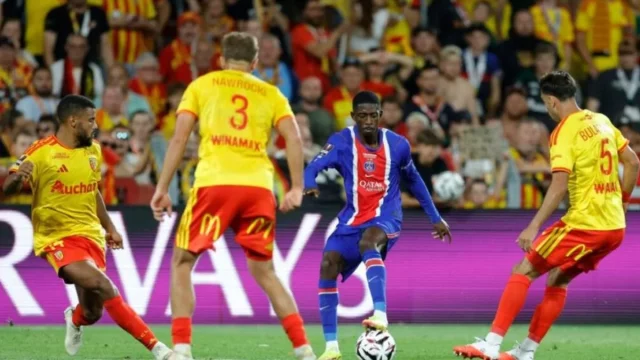 Penyerang PSG Ousmane Dembele dikepung tiga pemain Lens pada Trophee des Champions di Stade Bollaert-Delelis, Minggu, 16 Agustus 2026.