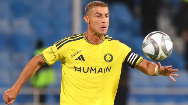Cristiano Ronaldo tampil membela Al Nassr dalam laga Liga Profesional Arab Saudi melawan Al Riyadh.