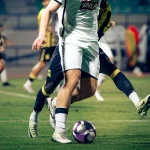 Pesepak bola berebut bola dalam sebuah pertandingan