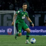 Pemain Persebaya Surabaya menggiring bola saat laga pramusim jelang Super League 2026/27