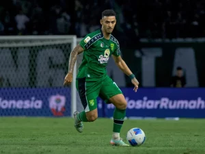 Pemain Persebaya Surabaya menggiring bola saat laga pramusim jelang Super League 2026/27