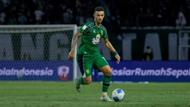 Pemain Persebaya Surabaya menggiring bola saat laga pramusim jelang Super League 2026/27