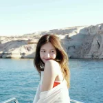 Lisa BLACKPINK berpose dengan latar tebing berbatu merah