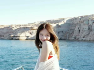 Lisa BLACKPINK berpose dengan latar tebing berbatu merah
