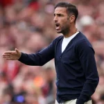 Pelatih Como Cesc Fabregas memberi instruksi pada laga uji coba melawan Liverpool di Anfield, Minggu, 16 Agustus 2026.