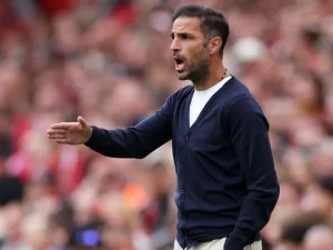 Pelatih Como Cesc Fabregas memberi instruksi pada laga uji coba melawan Liverpool di Anfield, Minggu, 16 Agustus 2026.