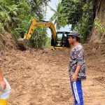 Alat berat membersihkan material longsor yang menimbun badan jalan di Kabupaten Padang Pariaman.