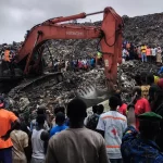 Warga dan tim penyelamat menggunakan ekskavator mencari jenazah korban longsor TPA Dar-es-Salam, Conakry