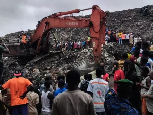 Warga dan tim penyelamat menggunakan ekskavator mencari jenazah korban longsor TPA Dar-es-Salam, Conakry