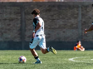 Pesepak bola berduel merebut bola di lapangan