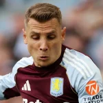 Bek kiri Lucas Digne mengenakan seragam Aston Villa saat menguasai bola dalam sebuah pertandingan