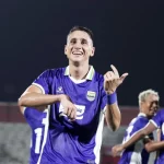 Luka Menalo memperagakan selebrasi menggesek biola seusai mencetak gol ke gawang Sabah FC di Stadion Kapten I Wayan Dipta, Sabtu, 15 Agustus 2026.