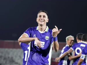 Luka Menalo memperagakan selebrasi menggesek biola seusai mencetak gol ke gawang Sabah FC di Stadion Kapten I Wayan Dipta, Sabtu, 15 Agustus 2026.