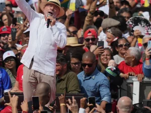 Presiden Brasil Luiz Inacio Lula da Silva berpidato di tengah pendukungnya dalam rapat umum kampanye, Minggu, 16 Agustus 2026.