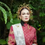 Luna Maya mengenakan kebaya merah dan suntiang emas
