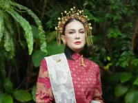 Luna Maya mengenakan kebaya merah dan suntiang emas