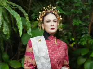 Luna Maya mengenakan kebaya merah dan suntiang emas