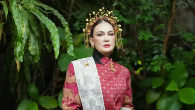 Luna Maya mengenakan kebaya merah dan suntiang emas