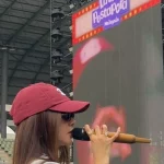 Mahalini bertopi merah memegang mikrofon di panggung berlayar Latihan Pestapora Malaysia