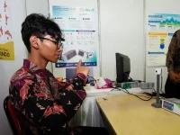 Alat penerjemah bahasa isyarat dua arah buatan mahasiswa ITB