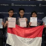 Lima mahasiswa Universitas Gadjah Mada membawa bendera Merah Putih seusai International Mathematics Competition di American University in Bulgaria.