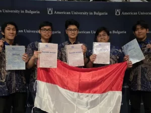 Lima mahasiswa Universitas Gadjah Mada membawa bendera Merah Putih seusai International Mathematics Competition di American University in Bulgaria.