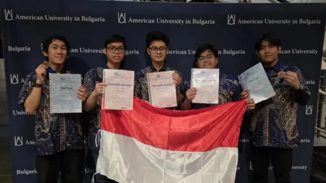 Lima mahasiswa Universitas Gadjah Mada membawa bendera Merah Putih seusai International Mathematics Competition di American University in Bulgaria.