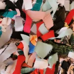 Tumpukan potongan kain perca aneka warna