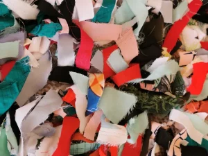 Tumpukan potongan kain perca aneka warna