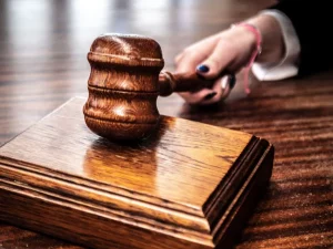 Palu sidang tergeletak di atas landasan kayu di meja pengadilan