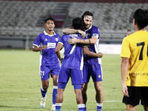 Para pemain Persib Bandung merayakan gol pada laga pramusim di Stadion Kapten I Wayan Dipta, Gianyar.