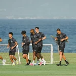 Para pemain Arema FC berlari dalam sesi latihan pramusim di lapangan tepi pantai