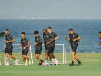 Para pemain Arema FC berlari dalam sesi latihan pramusim di lapangan tepi pantai