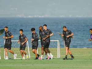 Para pemain Arema FC berlari dalam sesi latihan pramusim di lapangan tepi pantai