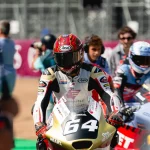 Mario Aji berjalan bersama tim usai insiden di sesi kualifikasi Moto2 Inggris di Silverstone